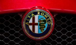 Il logo di Alfa Romeo su una macchina rossa