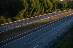 Autostrada senza traffico durante il tramonto