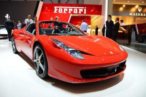 Una ferrari in esposizione