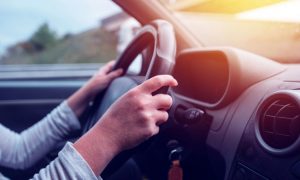 Donna al volante in auto