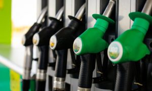 Distributore con delle pompe di benzina e diesel