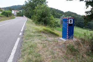 Autovelox su una strada di campagna