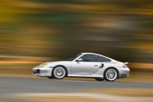 Una Porsche corre in strada