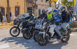 Motociclisti su una strada