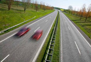 Due macchine corrono in autostrada