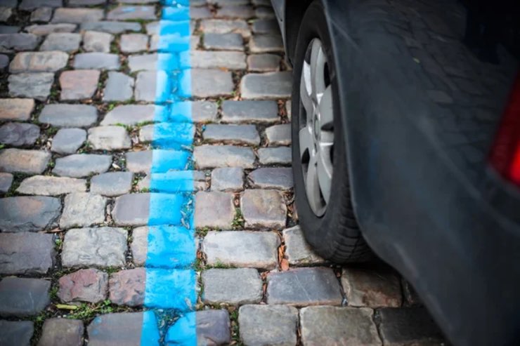 Auto di parcheggio blu