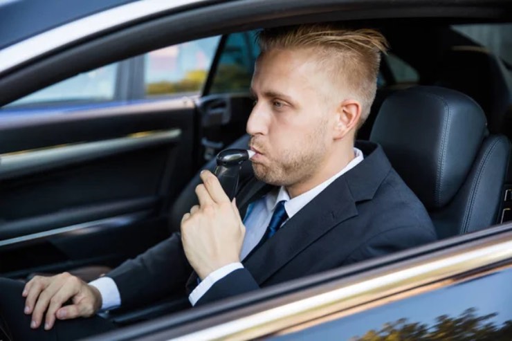 Un uomo fa l'alcol test