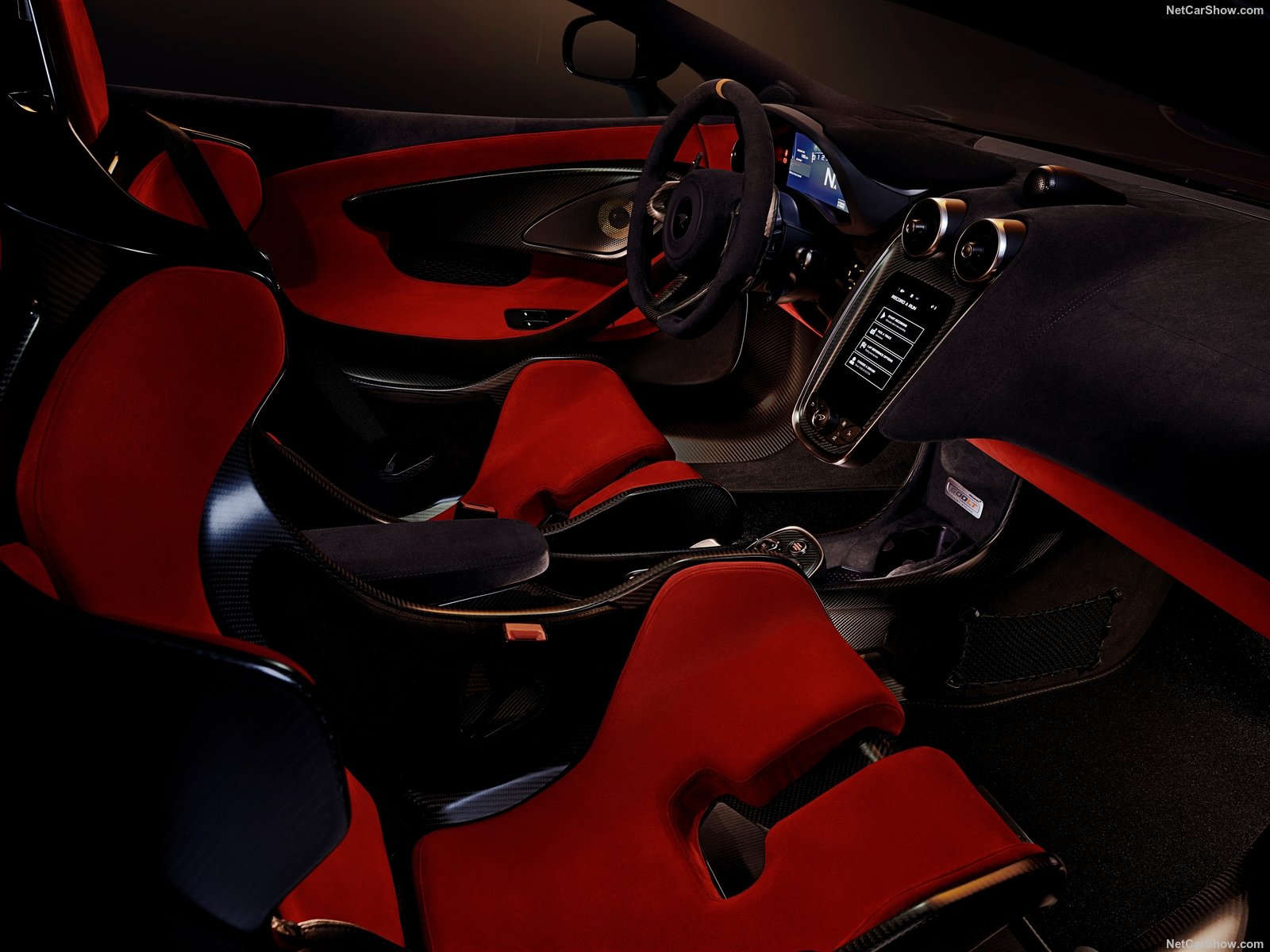 McLaren 600LT interni color rosso e nero