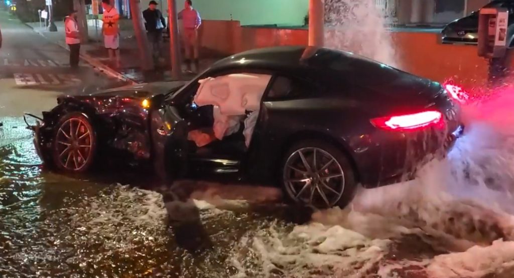 Mercedes AMG-GT si scontra con Range Rover e distrugge un idrante (VIDEO)