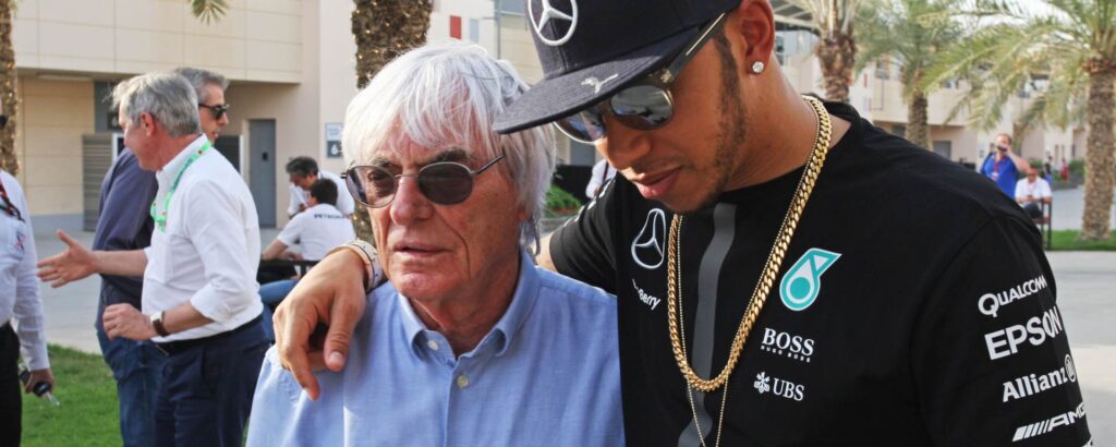 "Ignorante e non istruito", Lewis Hamilton condanna Ecclestone dopo i commenti sul razzismo. Anche la F1 prende le distanze dall'ex boss