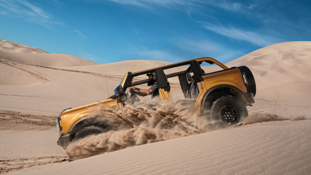 Ford Bronco in azione nel deserto