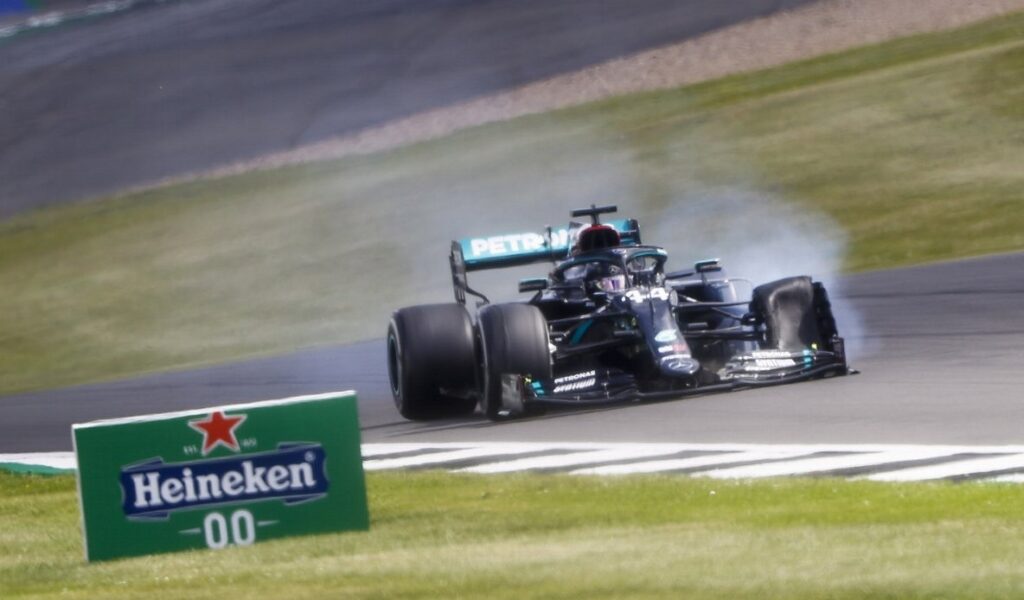 Hamilton in F1 su tre ruote più veloce di una Huracan GT3. Toccati i 230 km/h di velocità con una ruota forata