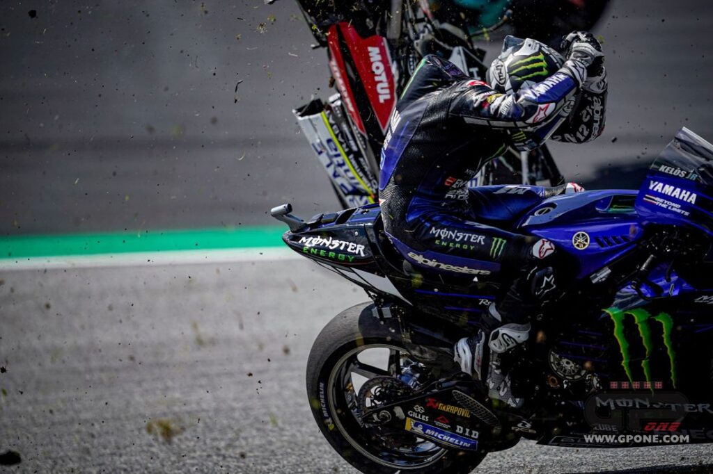 La reazione di Vinales, nel tentativo di proteggersi la testa dalla moto in arrivo