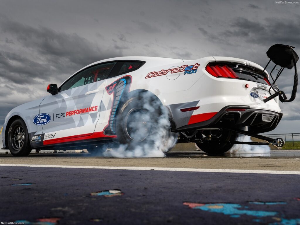 Il riscaldamento delle gomme posteriori prima di una partenza di una drag race