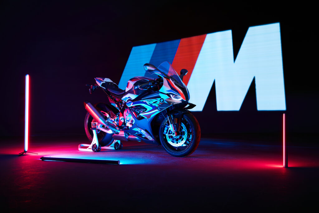 BMW M 1000 RR: l'anima da pista, ma con la targa