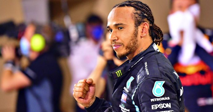 Il campione del mondo Lewis Hamilton che festeggia l'ultima vittora in Bahrein