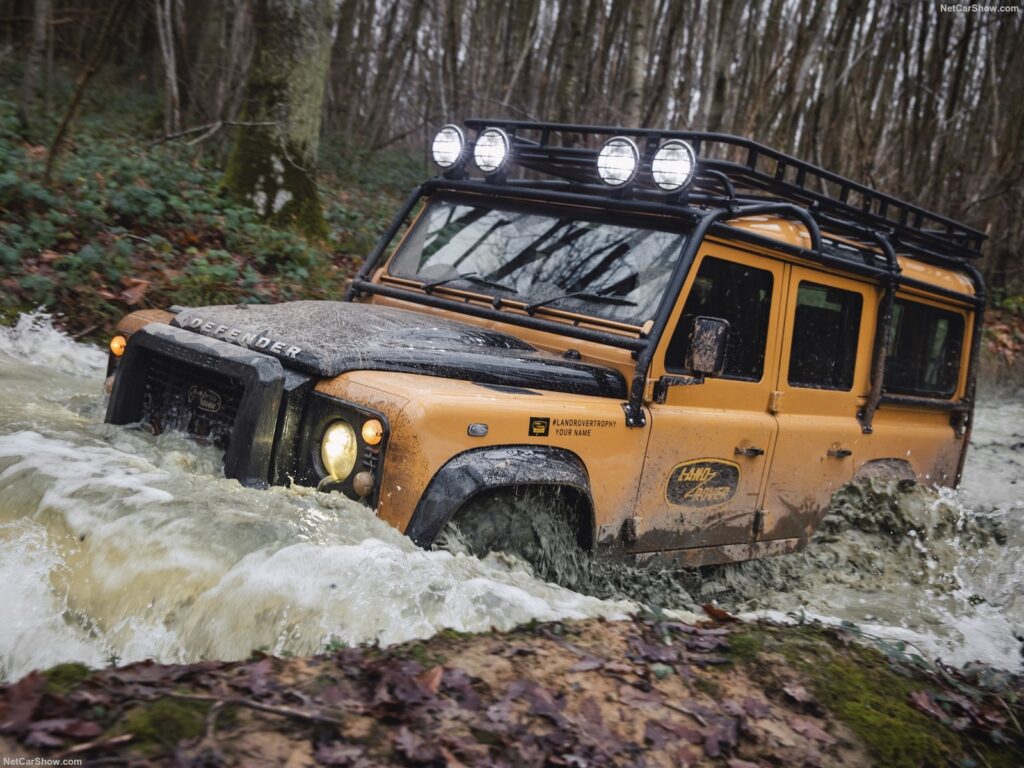 Land Rover Defender Works V8 Trophy: 25 esemplari in onore del leggendario off-road