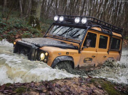 Land Rover Defender Works V8 Trophy: 25 esemplari in onore del leggendario off-road