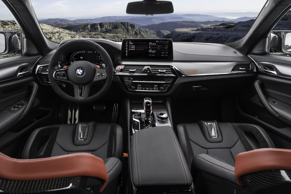 BMW M5 CS: l'abitacolo