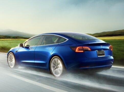 Dà fuoco alla sua Tesla Model 3 dopo essere diventato ricco con le azioni di GameStop