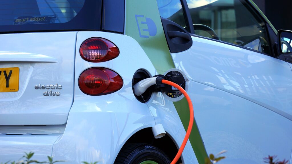 Ricaricare le auto elettriche in autostrada