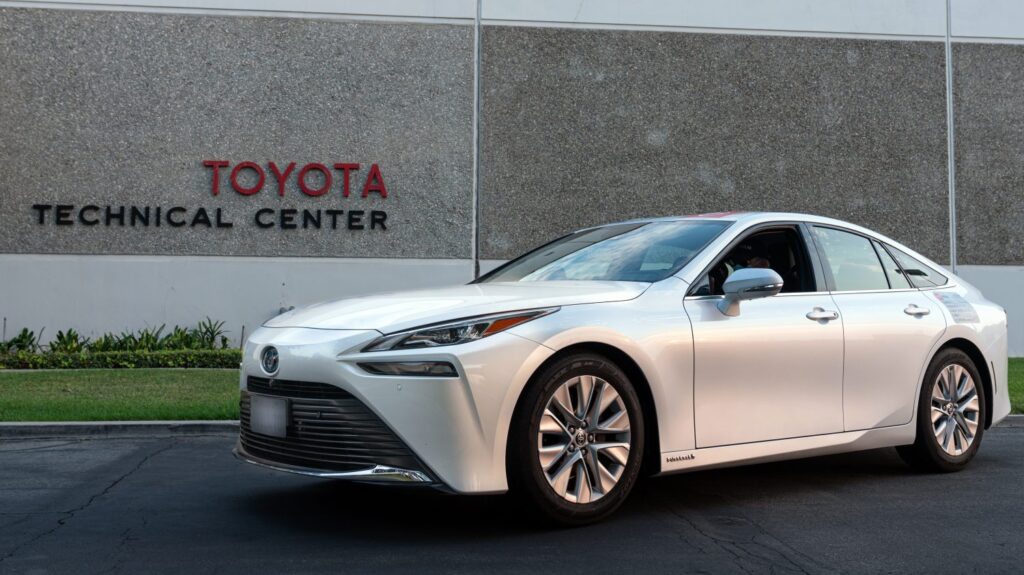 Toyota Mirai, record mondiale: 1360 km percorsi con un pieno di idrogeno