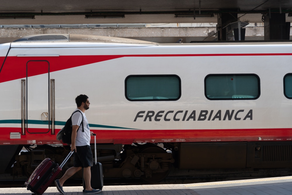 Un treno Frecciabianca fermo a Roma