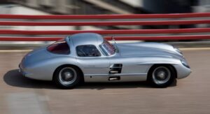 Mercedes 300 SLR è l'auto più costosa al mondo: venduta per 130 milioni di euro