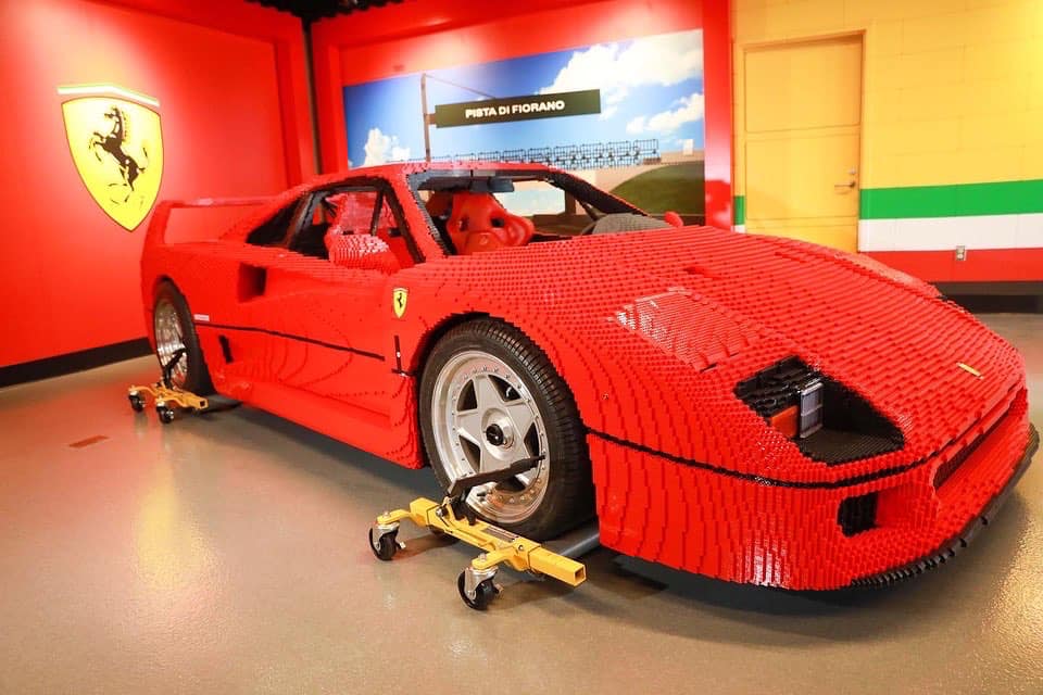 La Ferrari F40 in scala naturale realizzata con i mattoncini della LEGO