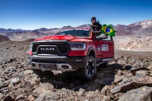 Pickup Ram 1500: pilota scala le Ande con quello standard