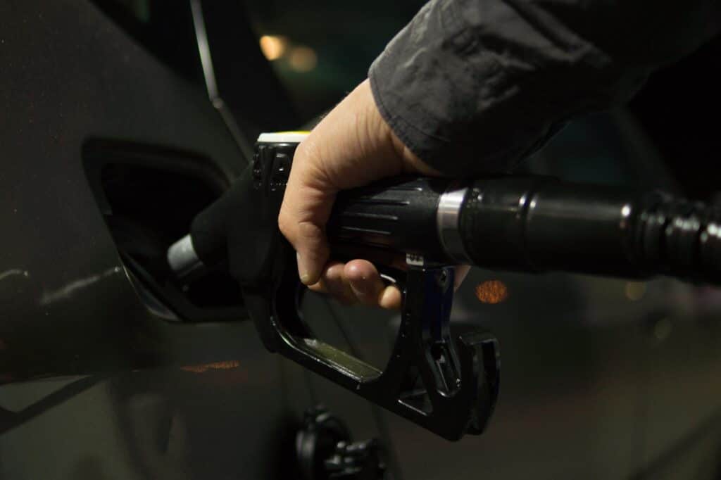 Caro carburante: gli italiani usano meno la propria auto