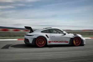 Dopo mesi di test, video di giri veloci al Nurburgring e foto spia varie, Porsche ha finalmente tolto i veli alla nuova 911 GT3 RS.