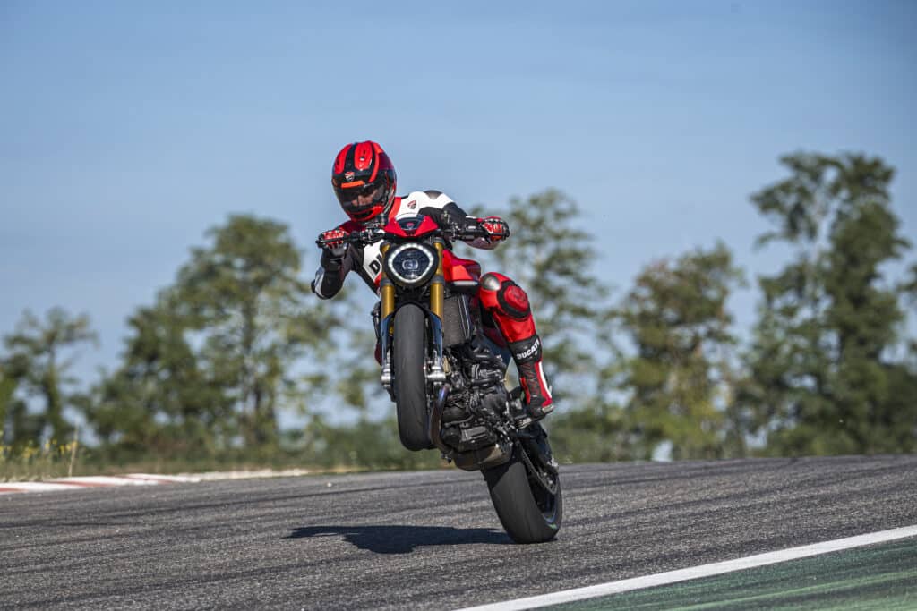 Ducati Monster SP 2023: più leggera e con 111 CV