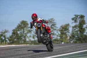 Ducati Monster SP 2023: più leggera e con 111 CV