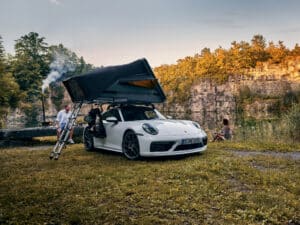 Vuoi andare in campeggio con una Porsche 911? Ecco la nuova tenda da tetto ufficiale