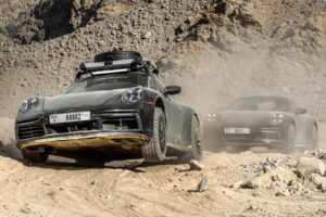 Porsche 911 Dakar, ufficiale: presentazione il 16 novembre a Los Angeles, le prime immagini ufficiali