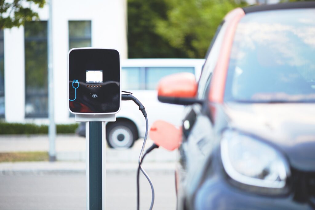 Auto elettriche: bandito l'utilizzo in Svizzera? Ecco le proposte per combattere la crisi energetica