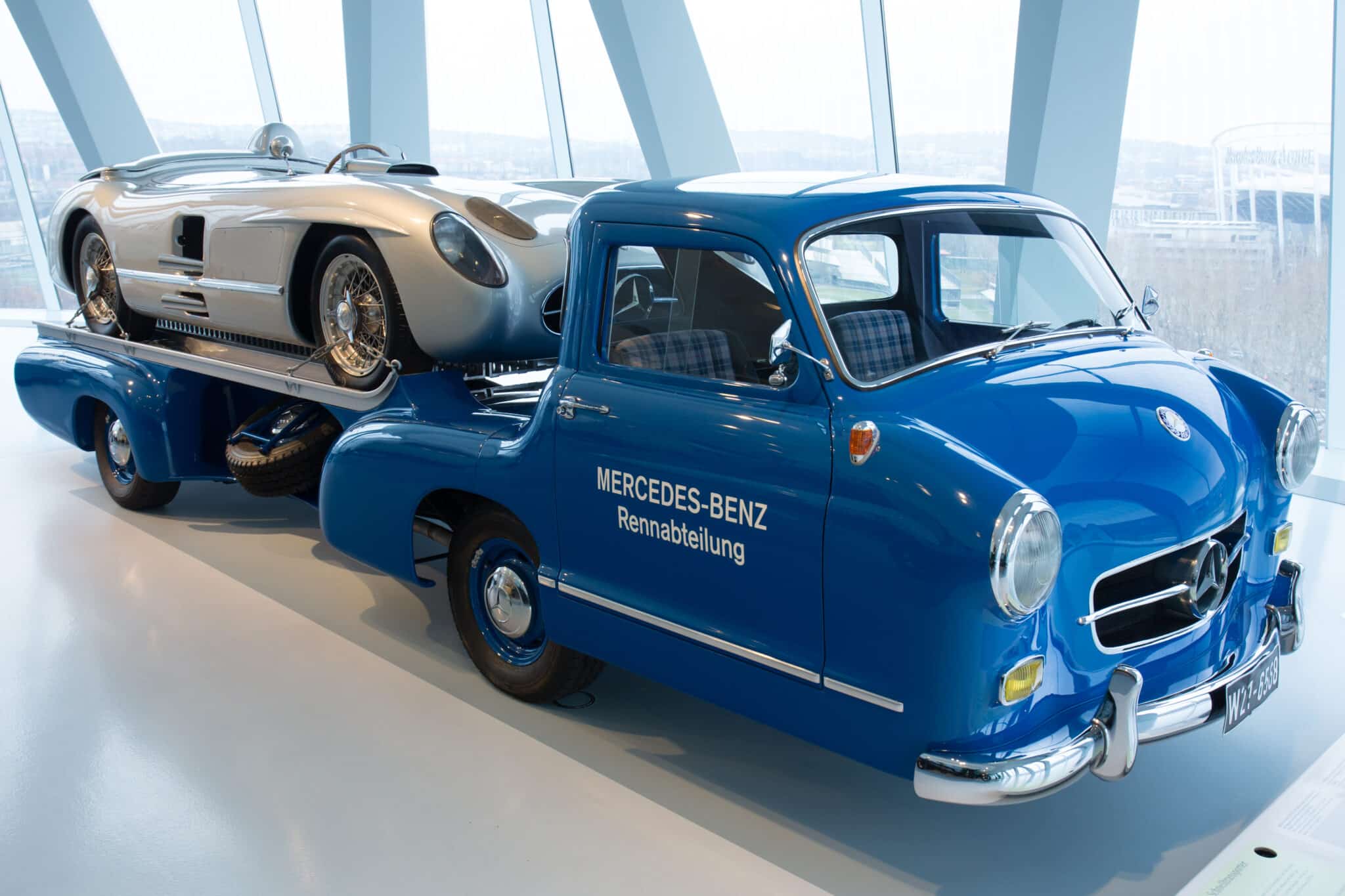 La bisarca Mercedes Renntransporter con una 300 SLR caricata in mostra al Museo Mercedes-Benz
