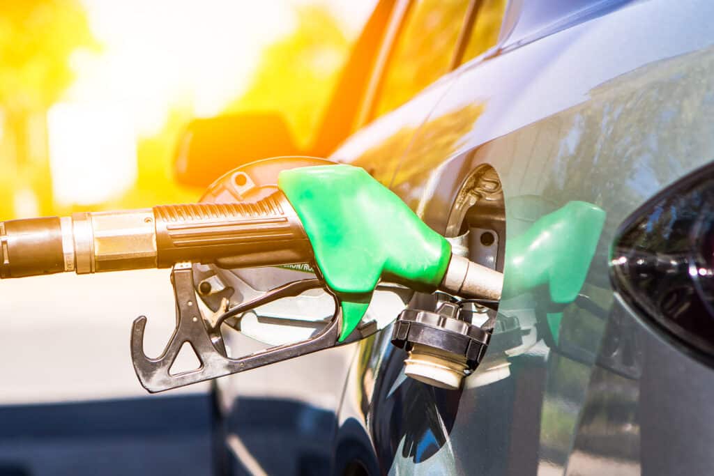 E-Fuel: costa il 50% in più rispetto alla benzina e non risolve il problema inquinamento? Arriva una nuova ricerca