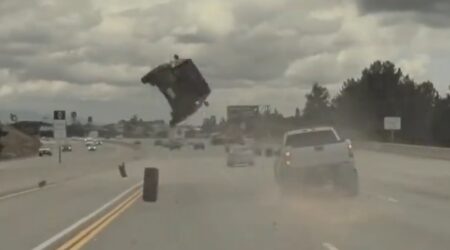 Pick-up perde uno pneumatico che centra una Kia Soul e la fa decollare (VIDEO)