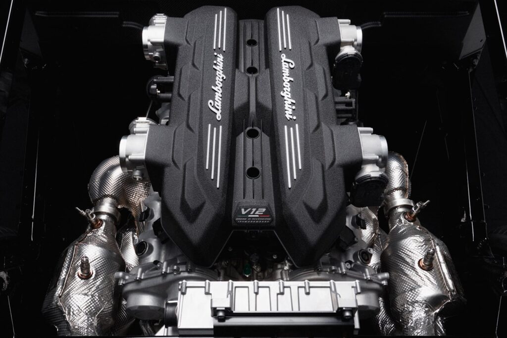 Lamborghini Aventador: l'erede LB744 monterà un V12 abbinato a 3 motori elettrici per oltre 1000 CV
