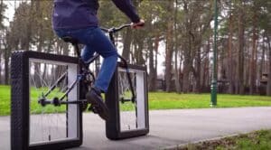 Bici con ruote quadrate? Oggi è realtà grazie a questa soluzione che sembra un'illusione ottica