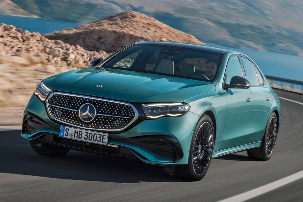 Mercedes Classe E: svelata la nuova berlina con motori elettrificati e all'avanguardia