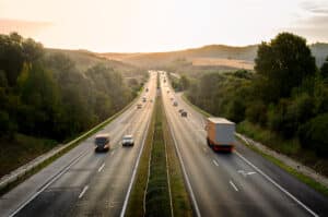 La Svezia sta costruendo l'autostrada elettrificata permanente per ricaricare i veicoli elettrici in movimento