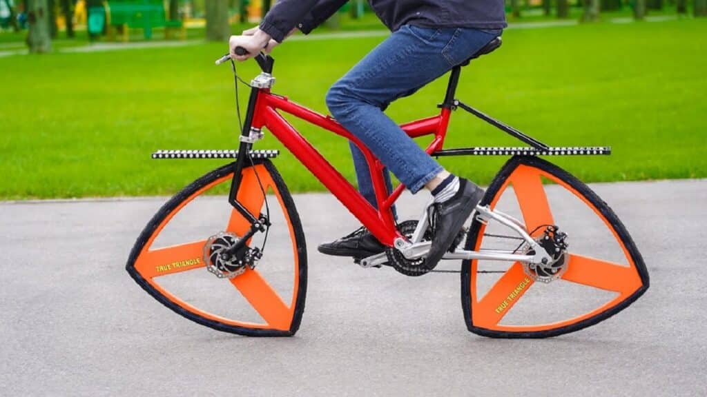 Bici con ruote triangolari? Esiste e non è la caratteristica più "strana" di questo esemplare