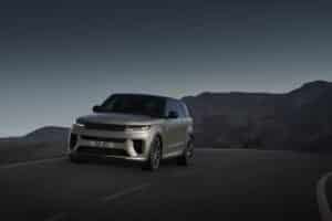 Range Rover Sport SV: la più potente di sempre al prezzo di partenza di 213 mila euro