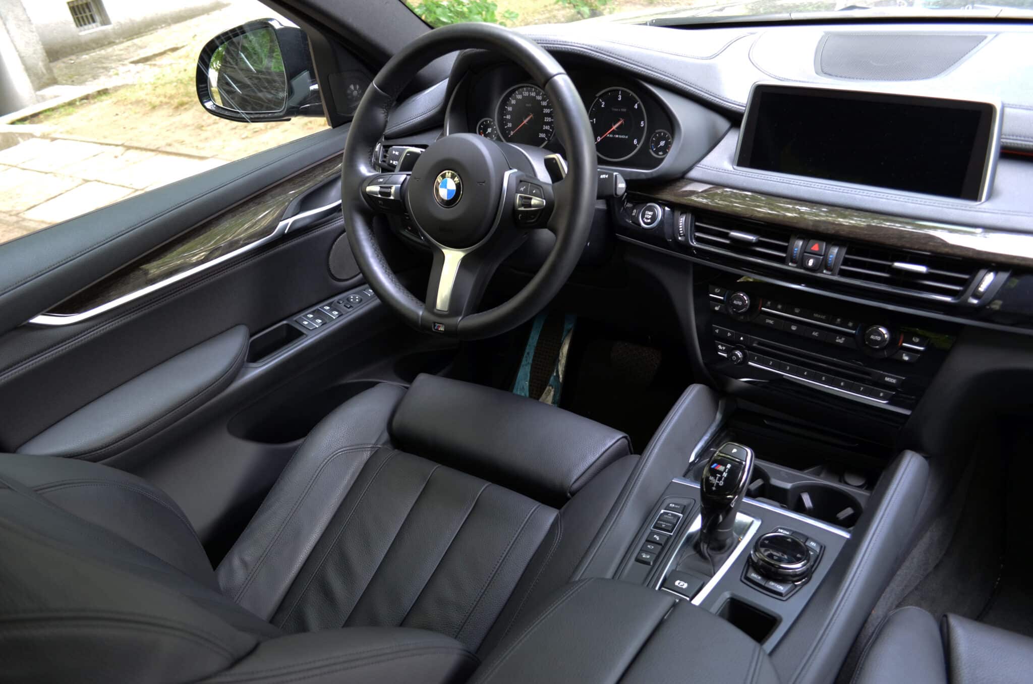 BMW: nuovo brevetto mostra un display che si muove in base all'inclinazione del sedile del guidatore
