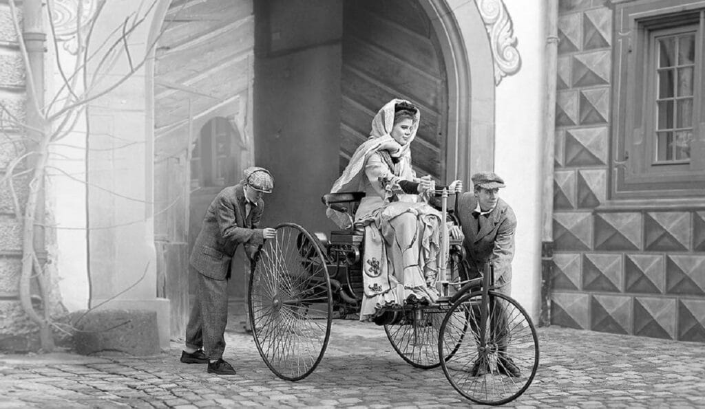 Bertha Benz: nel 1888 la prima persona al mondo a guidare un'auto sulla lunga distanza (oltre 100 km)