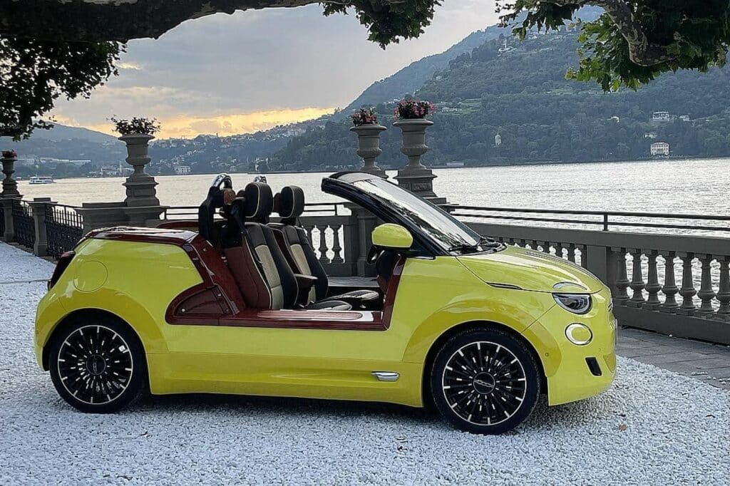 Fiat 500 trasformata in un mini pickup retrò, senza tetto e sedili ribaltabili in legno