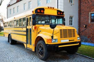 Scuolabus: la storia, le origini e le curiosità di un veicolo che porta milioni di bambini a scuola